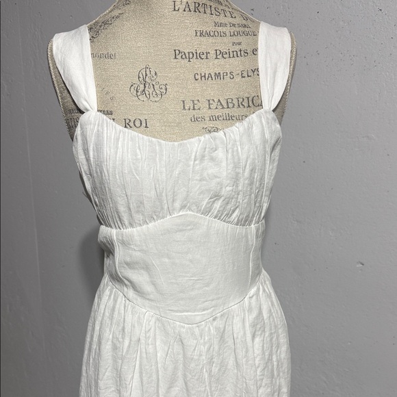 Elegant White Sleeveless Dress - Picture 2 of 12